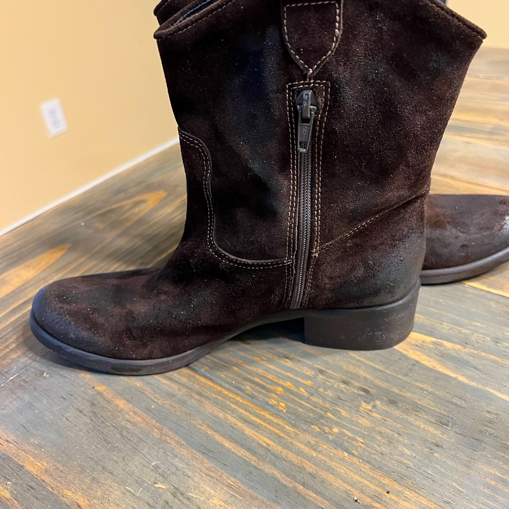 NEW! Dark Brown Suede Leather Boots, with a “distressed” look.  Size is 7.5/8. - Picture 4 of 9